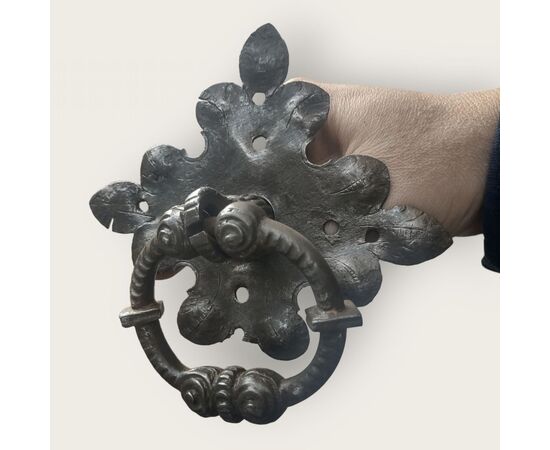 Maniglia in ferro forgiato scolpita con piastra XVII secolo 