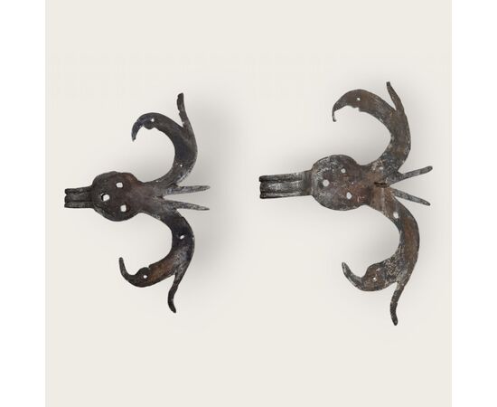 Bella coppia di cerniere di porta in ferro forgiato ed inciso XVII secolo 