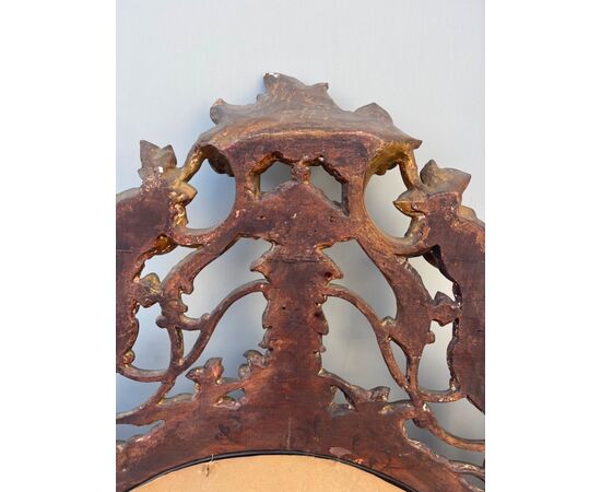 Specchiera in legno intagliato,traforato  e dorato con motivi vegetali stilizzati e rocaille.Periodo Luigi  XV
