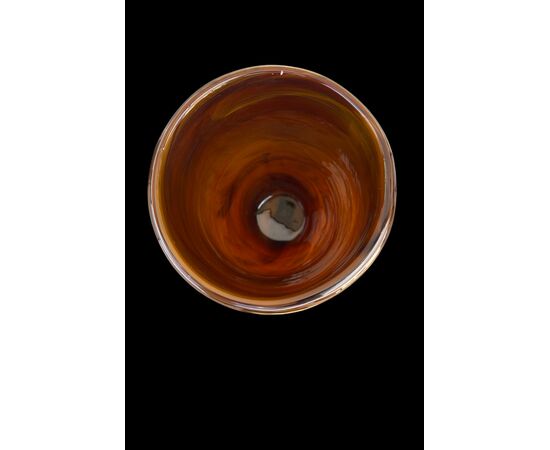 Vaso in vetro soffiato marrone con variegature lattimo a spirale.Murano.