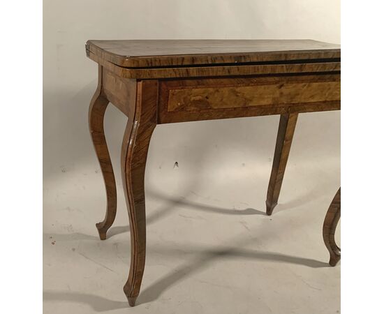 Tavolino da gioco lastronato in legno di ulivo. Toscana, XVIII secolo.
