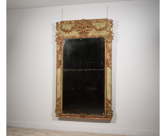 Grande specchiera in legno e pastiglia laccata Piemonte, XVIII secolo