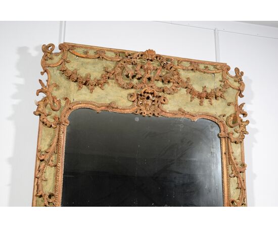 Grande specchiera in legno e pastiglia laccata Piemonte, XVIII secolo