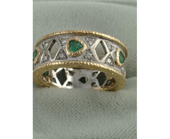 Anello fascia con smeraldi e diamanti 