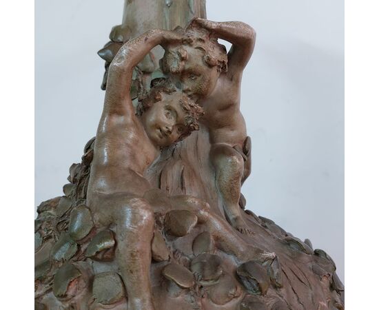Vaso con putti Liberty in terracotta policroma di Luca Madrassi 