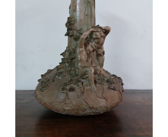 Vaso con putti Liberty in terracotta policroma di Luca Madrassi 