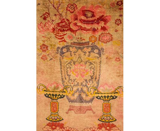 Particular Sinkiang carpet with large vase -     