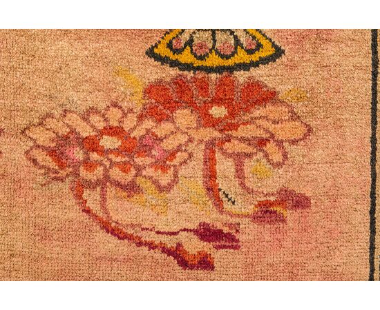 Particular Sinkiang carpet with large vase -     