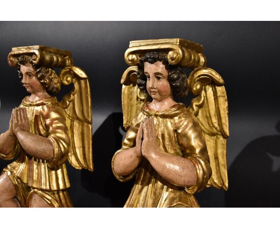 Coppia di angeli alati in legno intagliato, Toscana XVII secolo