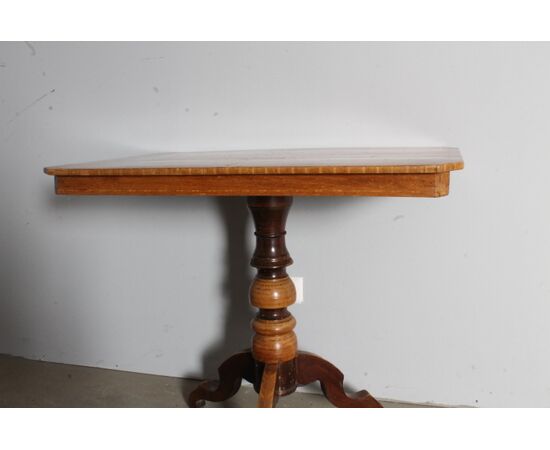 Antico tavolinetto intarsiato a Rolo Emilia epoca XIX sec di grande qualità . Misu 90 x 60 . H 76 
