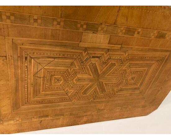 Antico tavolinetto intarsiato a Rolo Emilia epoca XIX sec di grande qualità . Misu 90 x 60 . H 76 