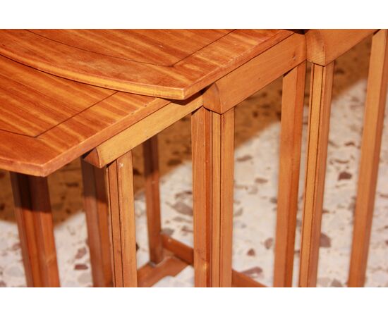 Tris di tavolini a nido francesi fine 1800 in legno di mogano biondo