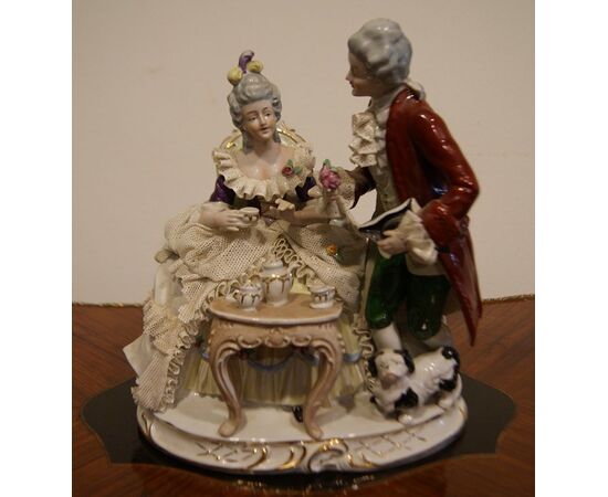 Antica statuetta in porcellana inglese manifattura Royal Crown Derby Porcelain Company "Ora del tè" 