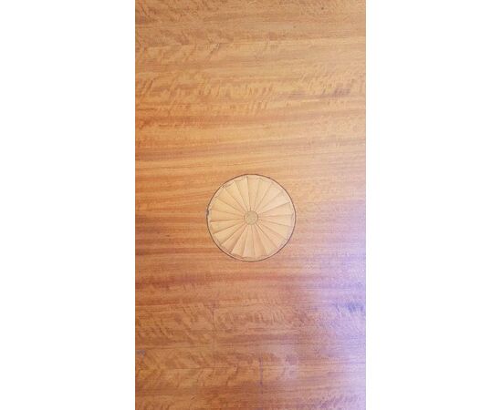 Tavolo rotondo in legno chiaro, quattro gambe a spillo