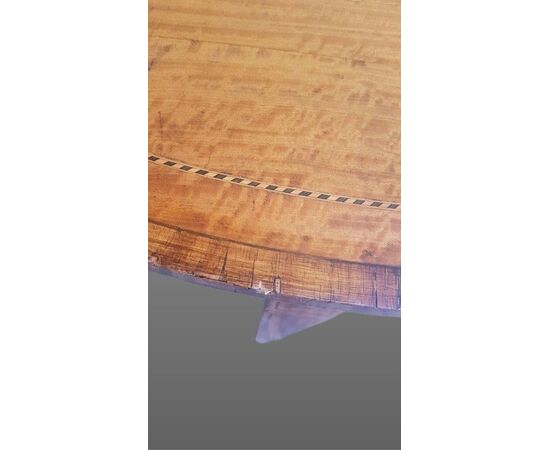 Tavolo rotondo in legno chiaro, quattro gambe a spillo