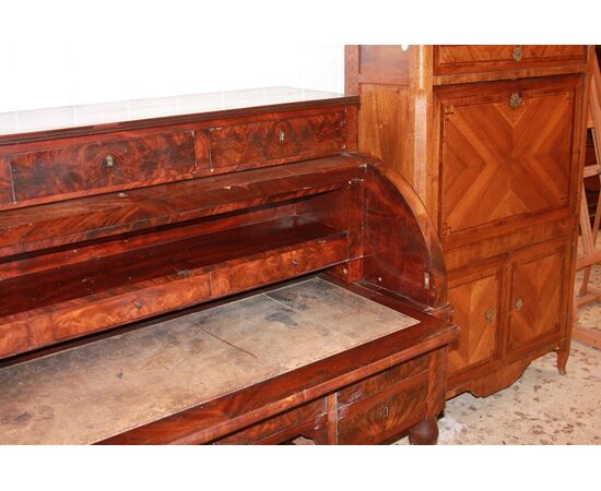 Grande scrivania a rullo francese di metà 1800 Stile Direttorio in piuma di mogano