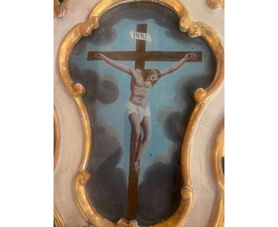 Coppia di acquasantiere in legno laccato e dorato con dipinti su vetro raffiguranti Gesù in Croce e Madonna addolorata.Venezia.