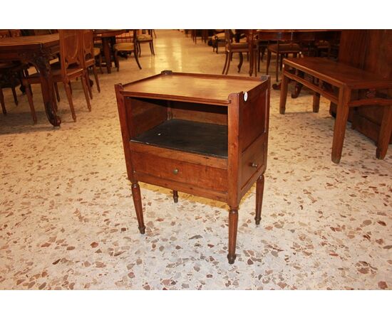 Tavolino comodino con cassetto laterale e vano a giorno del 1800 in ciliegio