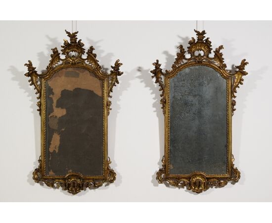 Coppia di specchiere in legno intagliato e dorato a mecca, Napoli, XIX secolo, stile Luigi XV