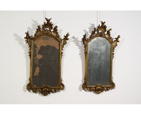 Coppia di specchiere in legno intagliato e dorato a mecca, Napoli, XIX secolo, stile Luigi XV