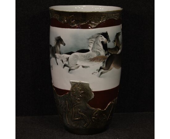 Vaso in ceramica dipinta con cavalli