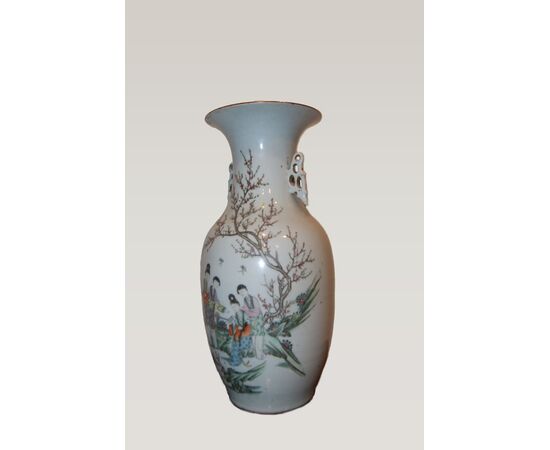 Vaso medie dimensioni cinese del 1800 in porcellana con personaggi e scritte 