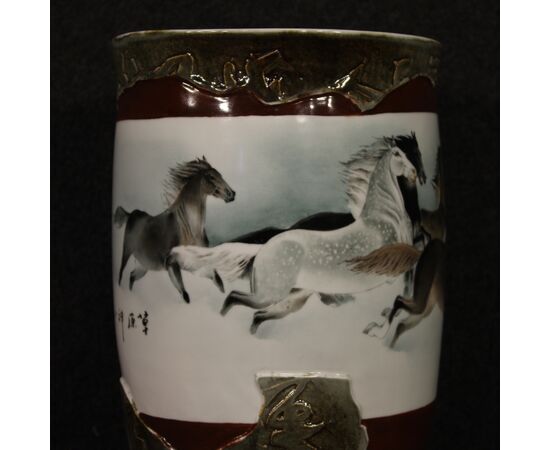 Vaso in ceramica dipinta con cavalli