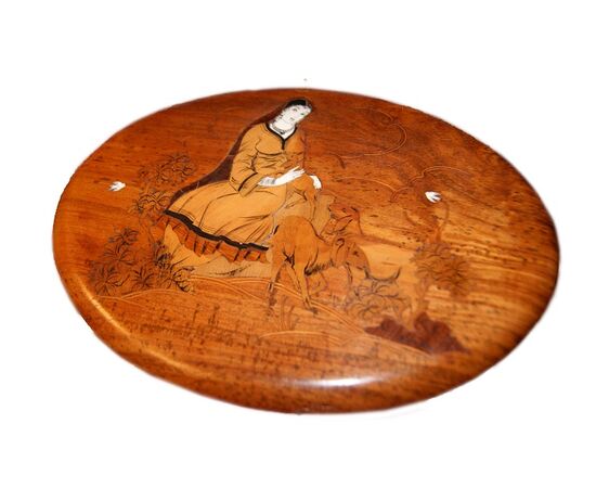 Tavoletta in legno finemente intarsiata Raffigurante Dama con animali in avorio