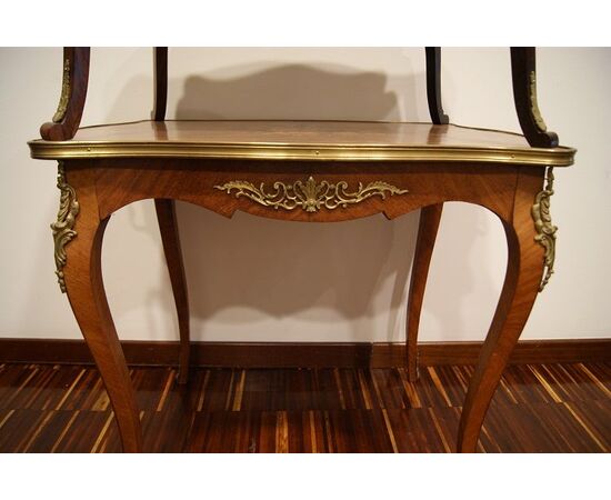 Tavolino francese del 1800 sitile Luigi XV a due piani intarsiato con bronzi