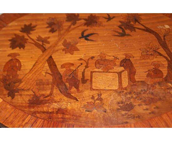 Tavolino ovale francese del 1800 intarsiato con scene di gusto orientale