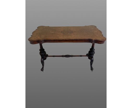 English writing table in walnut with inlays on the floor