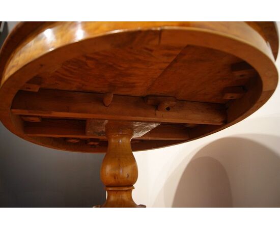 Tavolino ovale in betulla stile Biedermeier del 1800