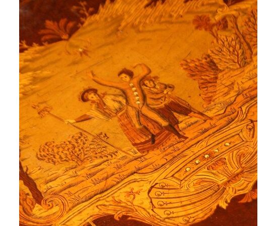 Antico tavolino del 1800 inglese vittoriano con intarsio pirografato con personaggi scena agreste in mogano