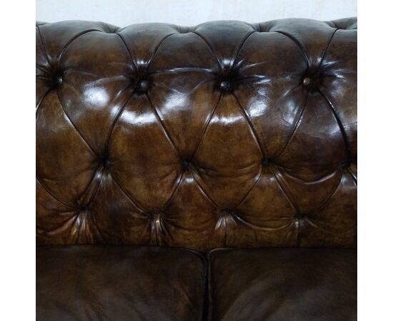 Antico divano Chesterfield club 2 posti inglese originale in pelle cognac 
