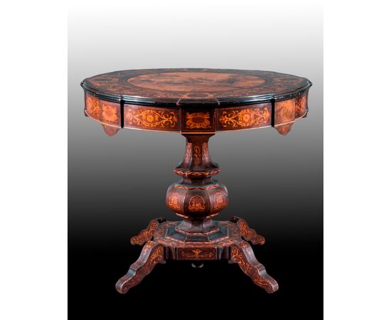 Tavolino intarsiato in legni diversi del XIX secolo