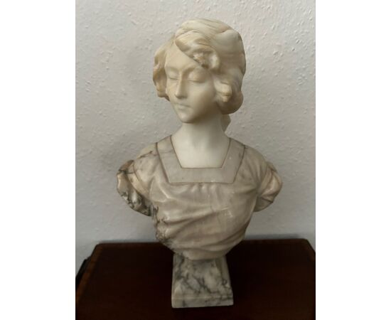 Busto di Alabastro di una donna dell'Ottocento