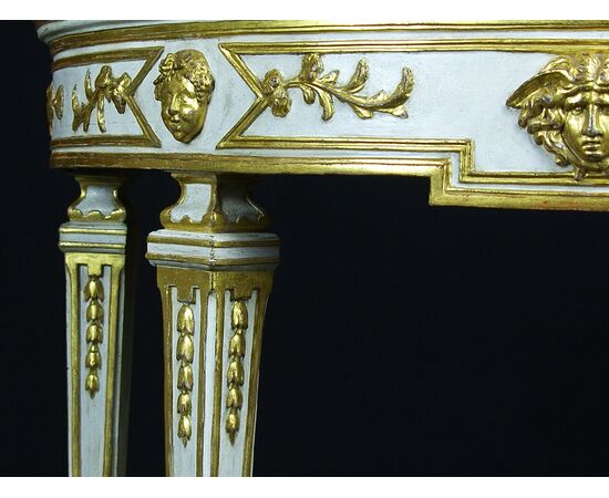 Coppia di consolle neoclassiche a mezzaluna, laccate e dorate, Napoli XVIII secolo