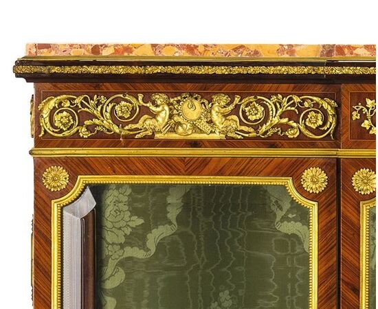 Splendida vetrina lastronata in legno di viola e bois de rose, bronzi dorati, Parigi, seconda metà del XIX secolo