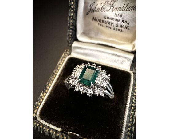 Anello  in  Platino  con  Smeraldo  e  Diamanti  
