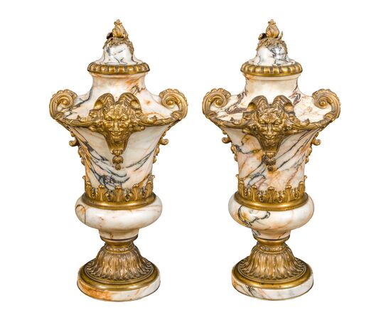 Coppia di vasi in marmo e bronzo dorato (Fonderia Susse Frères). Parigi, XIX sec.