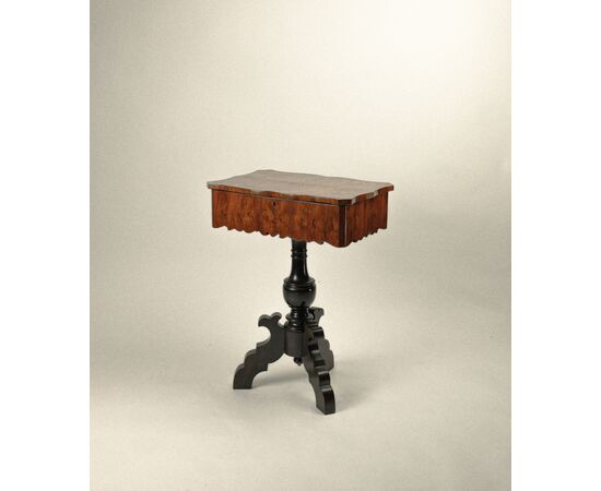 Tavolino da lavoro con piano lastronato in radica XIX secolo