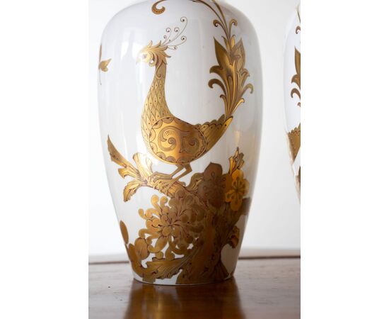 Coppia di eleganti vasi in porcellana tedesca Kaiser con decorazione Serenade