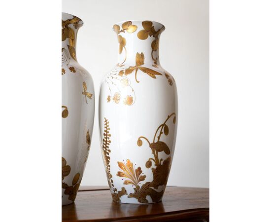 Coppia di eleganti vasi in porcellana tedesca Kaiser con decorazione Serenade