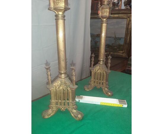 Coppia di candelieri neogotici altezza cm. 70 in metallo