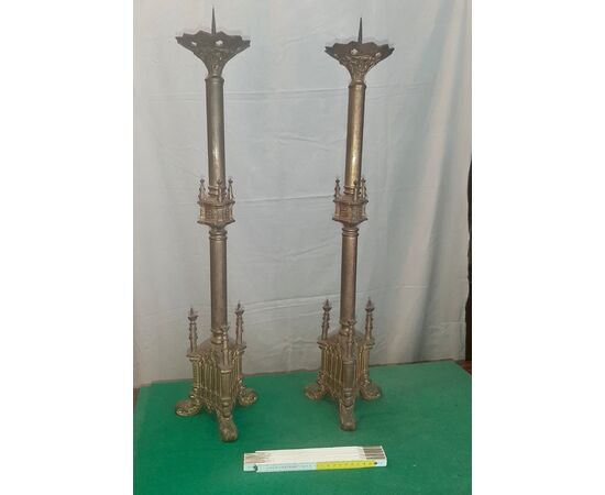 Coppia di candelieri neogotici altezza cm. 70 in metallo