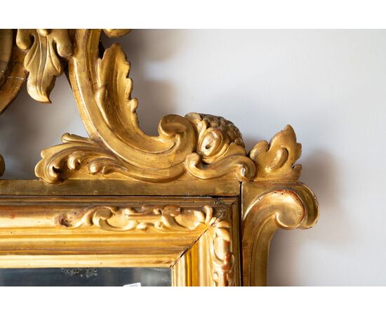 Specchiera antica in legno dorato intagliato
