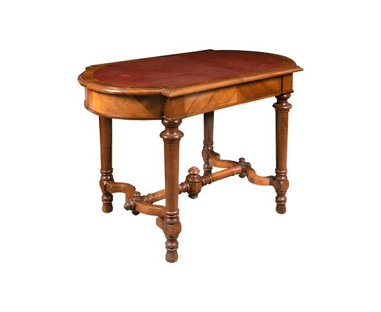 Tavolino lastronato in legno di noce. Italia, XIX secolo.