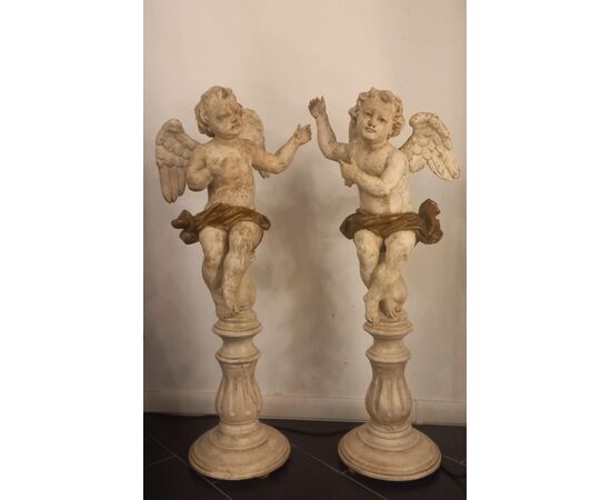 Coppia di angeli alati in legno laccato