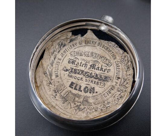Orologio da tasca inglese in argento con splendido quadrante sbalzato, 1882. 