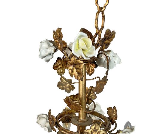 Lampadario in metallo dorato con rose in porcellana, inizio XX secolo